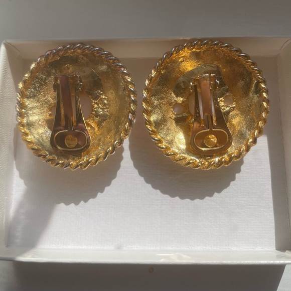 Authentic Vintage Chanel Clip Ons - Picture 4 of 9